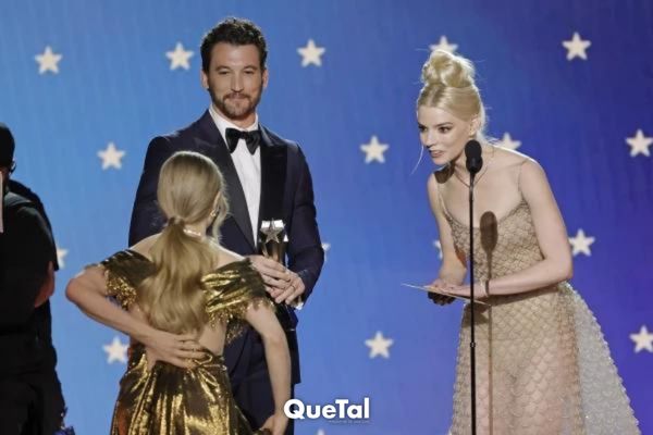 El vestido de Amanda Seyfried se rompió en los Critics Choice y así lo solucionó